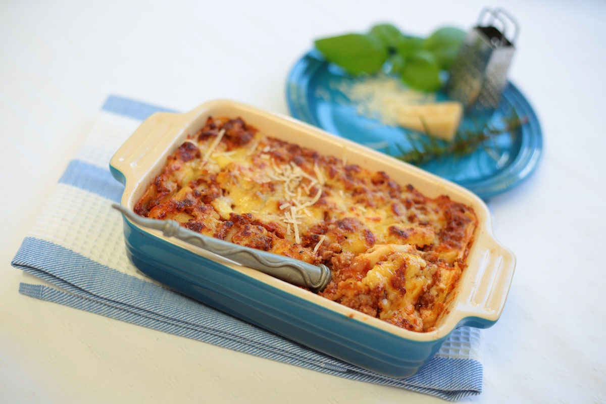 Savory beef lasagna layered with rich tomato sauce, creamy béchamel, and melted cheese. A classic and hearty Italian favorite. Heat and eat.