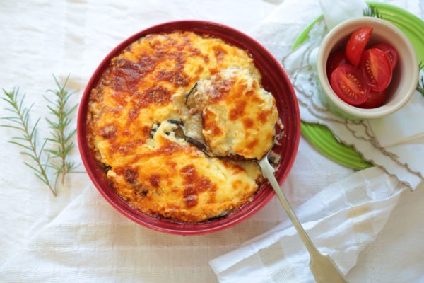 Hearty beef moussaka with layers of tender meat, roasted eggplant and creamy béchamel sauce. A Mediterranean delight.
